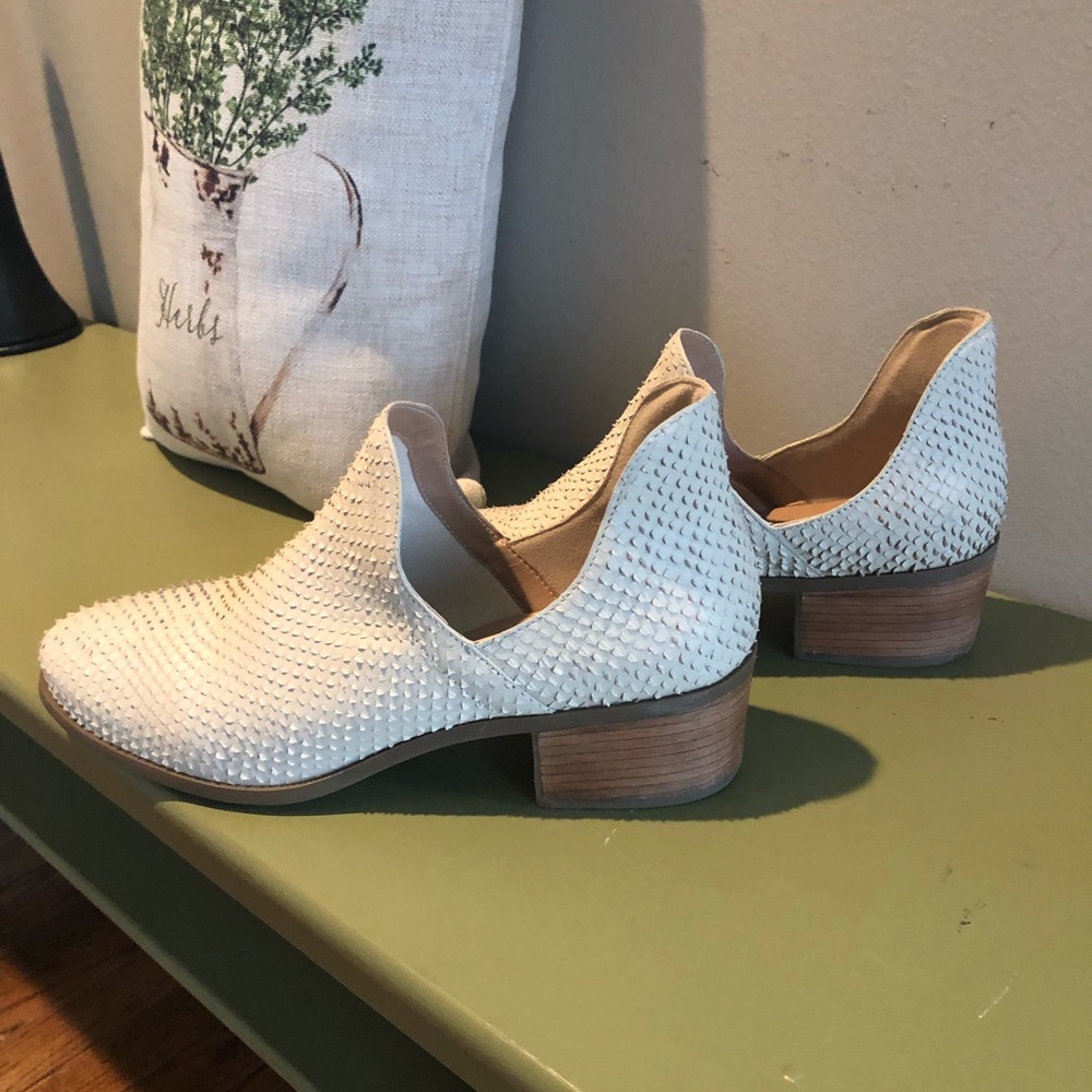 Matisse cream, textured booties. Great for Spring!  Only worn one time!
